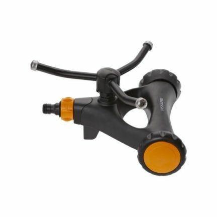 FISKARS ZRASZACZ DOOKÓLNY METALOWY NA KOŁACH